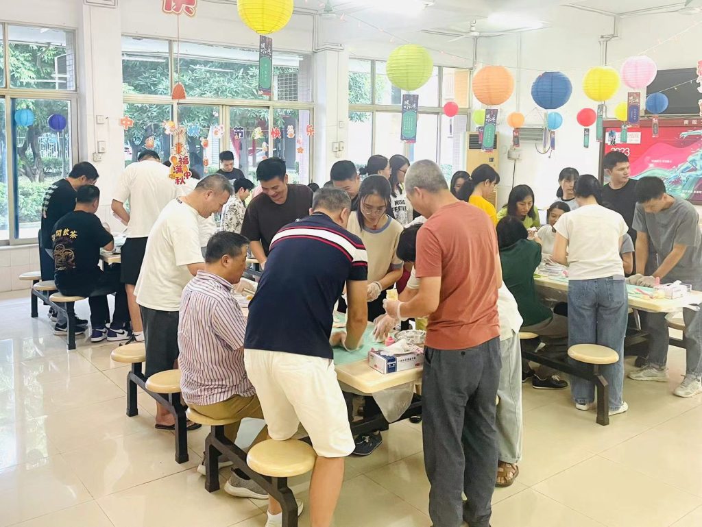 團圓迎中秋，巧手做月餅